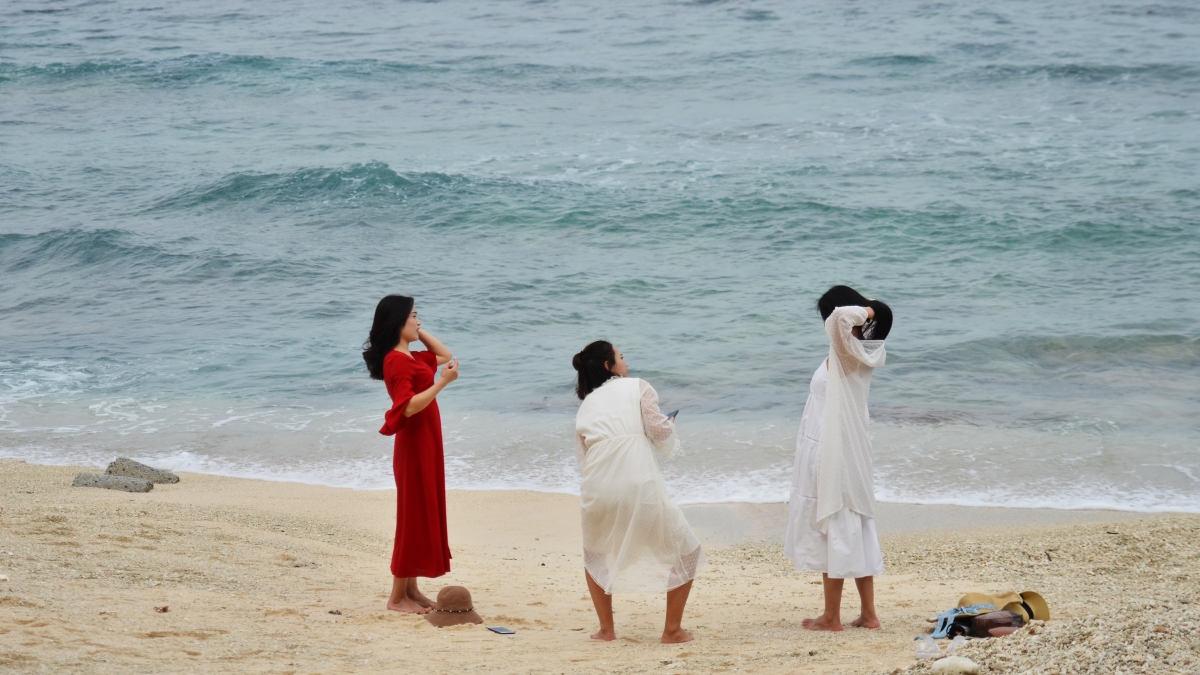 在冬日里的夏天景象:大海,沙滩,裙摆,美女.